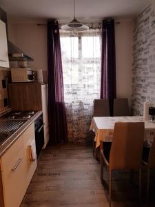 eine Küche mit einem Tisch und ein Esszimmer mit einem Fenster in der Unterkunft Apartment Koblenz naehe Altstadt in Koblenz