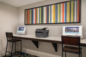 un escritorio con 2 ordenadores e impresora en Holiday Inn Express Hotel & Suites Lawton-Fort Sill, an IHG Hotel en Lawton