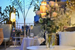 una mesa con botellas de vino y flores en el balcón en Riad Anjar, en Marrakech