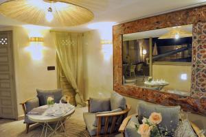 sala de estar con mesa y espejo en Riad Anjar, en Marrakech