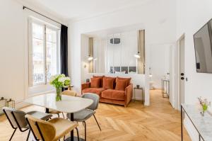 ein Wohnzimmer mit einem Sofa und einem Tisch in der Unterkunft Appartement Echelle in Paris