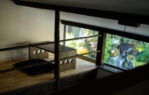 Zimmer mit Blick auf ein Zimmer mit einem Balkon und einem Fenster in der Unterkunft Shiki Homes TSURU KAME in Kyoto