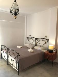 A bed or beds in a room at NEFELI apartments