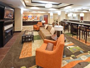 Zona de lounge sau bar la Holiday Inn Express & Suites Maumelle, an IHG Hotel