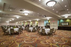 un salón de banquetes con mesas y sillas en una habitación en Holiday Inn Hotel & Suites Bloomington Airport, an IHG Hotel, en Bloomington