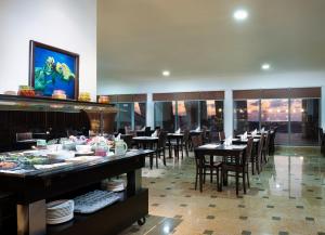 محمية السلاحف رأس الجينز في صور: غرفة طعام مع طاولات وكراسي في مطعم