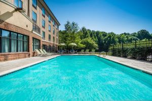 The swimming pool at or close to Holiday Inn Express Hotel & Suites-North East, an IHG Hotel