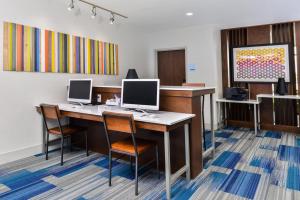 een kantoor met twee bureaus met twee monitors erop bij Holiday Inn Express & Suites - Siloam Springs, an IHG Hotel in Siloam Springs