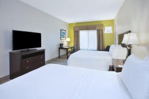 A bed or beds in a room at Holiday Inn Express Niles, an IHG Hotel