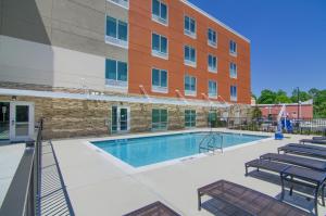 Bazén v ubytování Holiday Inn Express & Suites Mobile - University Area by IHG nebo v jeho okolí