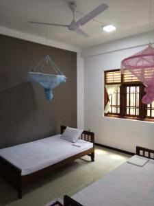 Pokój z dwoma łóżkami i miską na ścianie w obiekcie Sunny Side 89 w mieście Galle