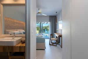 Posteľ alebo postele v izbe v ubytovaní Villa Costele with Private Sandy Beach