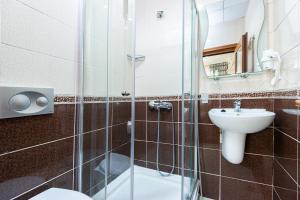 A bathroom at Nar Hotel Még 37 kép