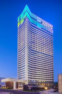 wysoki budynek ze znakiem Samsung w obiekcie Somerset Zhongmao Changchun w mieście Changchun