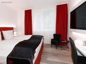Postel nebo postele na pokoji v ubytování DORMERO Hotel Darmstadt