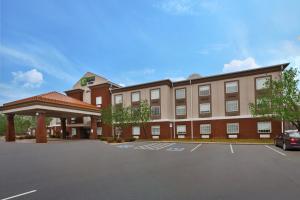a hotel with a parking lot in front of it at Holiday Inn Express Hotel & Suites Manchester Conference Center by IHG in Manchester