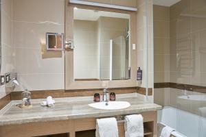 Ett badrum på Hotel Vatel Bordeaux