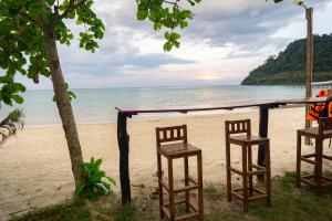 ein paar Stühle am Strand in der Unterkunft I-Lay House Koh Kood in Ko Kood