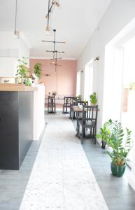 Reštaurácia alebo iné gastronomické zariadenie v ubytovaní Apartamenty Zastava Włoszczowa
