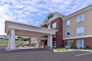 un hotel con un cartel en la parte delantera de un edificio en Holiday Inn Express & Suites New Martinsville, an IHG Hotel, en New Martinsville