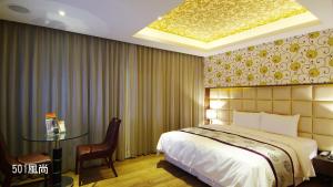 A bed or beds in a room at Chimei Fashion Hotel