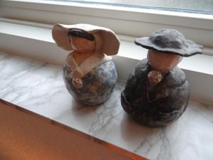 due vasi seduti su uno scaffale vicino a una finestra di Vakantiewoning Akkerrand Kamperland a Kamperland