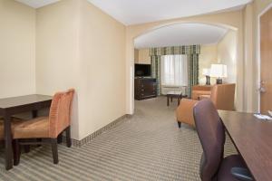 En sittgrupp på Holiday Inn Express Hotel & Suites Lexington, an IHG Hotel