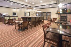 En restaurang eller annat matställe på Holiday Inn Express Hotel & Suites Lexington, an IHG Hotel