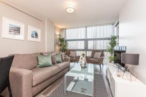 ein Wohnzimmer mit einem Sofa und einem Glastisch in der Unterkunft Host & Stay - Standish Street Place in Liverpool