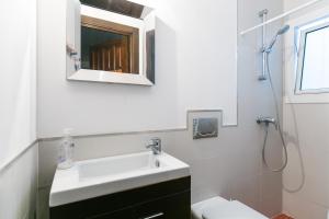 Ένα μπάνιο στο El Niu +13 φωτογραφίες