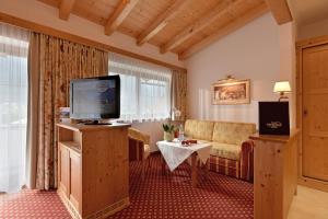 TV a/nebo společenská místnost v ubytování Hotel Edenlehen