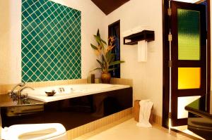 ein Badezimmer mit einem großen Waschbecken und einer Badewanne in der Unterkunft Peace Laguna Resort & Spa - SHA Extra Plus in Ao Nang Beach