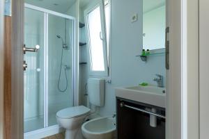 朱利亚诺瓦AQUA RESORT GIULIANOVA - Houseboat Experience的配有马桶、水槽和淋浴的浴室
