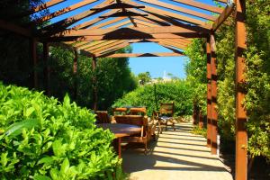 Κήπος έξω από το Rastoni Hotel Aegina