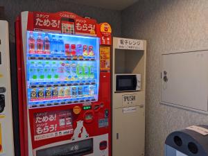 富山市にあるとやま自遊館の- ボトル入り飲料水の自動販売機