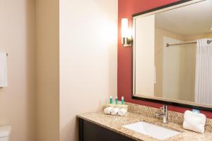 Holiday Inn Express & Suites - New Philadelphia Southwest, an IHG Hotel