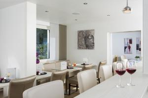 - un restaurant avec deux verres de vin sur une table dans l'établissement Hanse Hotel, à Soest