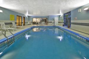 duży basen z niebieską wodą w budynku w obiekcie Holiday Inn Express Hotel & Suites Cincinnati Northeast-Milford, an IHG Hotel w mieście Milford