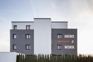 una ricostruzione di un edificio domestico e di un edificio di lavoro di Home & Work a Pulheim