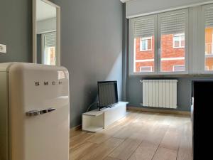 A television and/or entertainment centre at Appartamento in centro storico - via Mascarella - Università