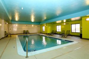 una gran piscina en una habitación con paredes verdes en Holiday Inn Express & Suites Marion Northeast, an IHG Hotel, en Marion