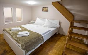 En eller flere senge i et værelse på Michalska Apartment