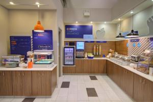 Kuchyň nebo kuchyňský kout v ubytování Holiday Inn Express Hotel & Suites Mankato East by IHG