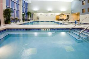 Bazén v ubytování Holiday Inn Express Hotel & Suites Mankato East by IHG nebo v jeho okolí