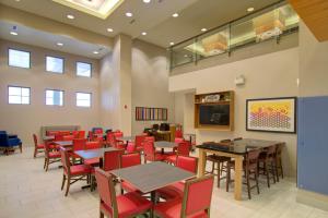 Holiday Inn Express Hotel & Suites Mankato East, an IHG Hotel 레스토랑 또는 맛집