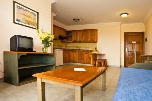 salon ze stołem i kuchnią w obiekcie Residencial el Conde #8 w mieście Valle Gran Rey