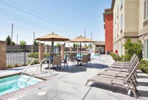 The swimming pool at or close to Holiday Inn Express Hotel & Suites Modesto-Salida, an IHG Hotel