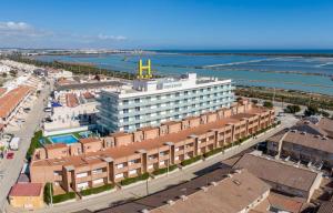 eine Luftansicht eines großen Gebäudes mit Meerblick in der Unterkunft Hotel Lodomar Spa & Talasoterapia in San Pedro del Pinatar