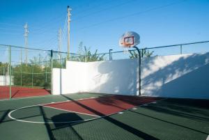 um campo com um cesto de basquetebol num campo de ténis em Villas at Fortune Place em Kissimmee