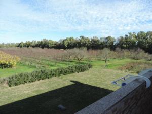 uitzicht op een park vanaf het balkon van een huis bij Agriturismo i doni del mandorlo in Alghero